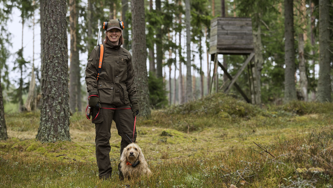 pinewood header jaagster met hond (1)